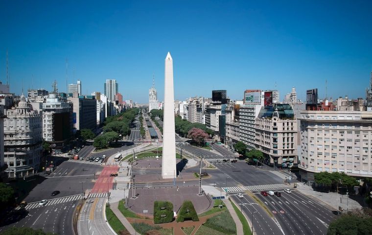 Buenos Aires, casi vacía, durante la cuarentena obligatoria contra el avance del nuevo COVID-19.