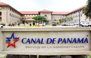 El ministro de Asuntos Marítimos de Panamá Araúz dijo que “aún se desconocen los motivos del fallecimiento de los cuatro muertos, pero sí puedo decir que los dos infectados tienen coronavirus”