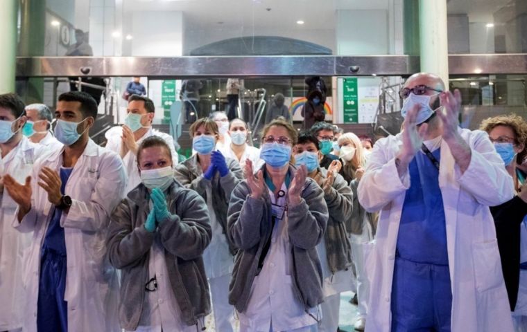 La “asignación estímulo” de 5.000 pesos será por cuatro meses a todos aquellos trabajadores de la salud, público y privado, abocados al manejo de casos de coronavirus en el país