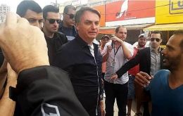 Bolsonaro caminó por las calles de la capital e interactuó cercanamente con ciudadanos 