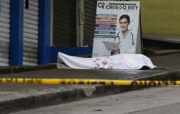 El cuerpo de una víctima de coronavirus abandonado frente a un centro médico en Guayaquil. EFE / DIARIO EXPRESO (DIARIO EXPRESO)