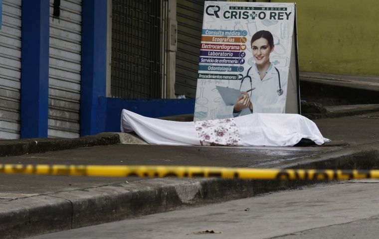 El cuerpo de una víctima de coronavirus abandonado frente a un centro médico en Guayaquil. EFE / DIARIO EXPRESO (DIARIO EXPRESO)