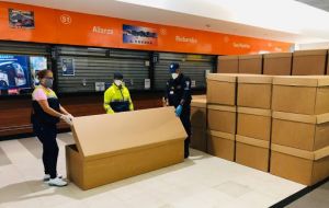 El municipio de Guayaquil anunció la entrega de más de mil féretros de cartón corrugado para hacer frente a la escasez de ataúdes para sepultar a los fallecidos