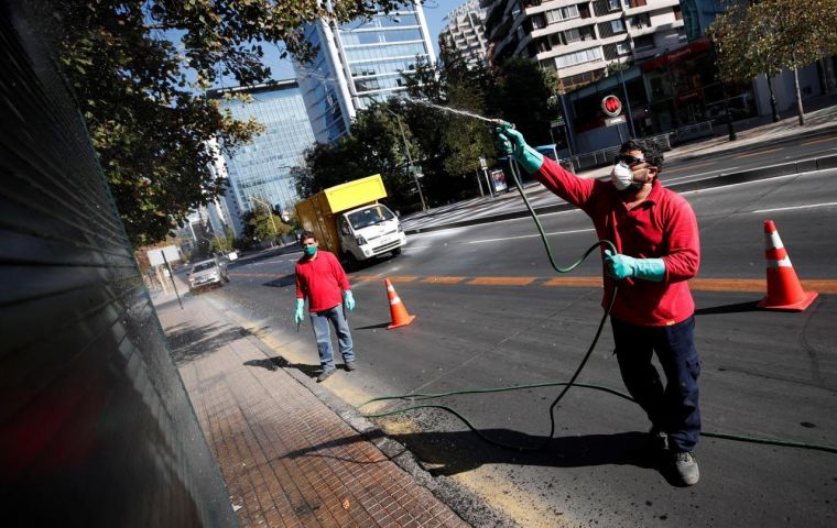  La cuarentena total en los seis barrios capitalinos de Santiago, se resolvió extenderla hasta las 5 de la mañana del lunes 13 de abril, con algunas excepciones.