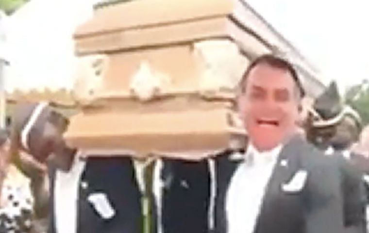 Gilson Machado Neto publicó un video incluyendo la cara de Bolsonaro entre los funebreros que llevan un féretro durante un velorio en Ghana, en base a imágenes de la BBC hechas en 2017  