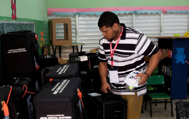 El organismo electoral precisó que una eventual segunda vuelta de los comicios presidenciales se celebraría el 26 de julio
