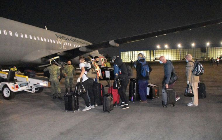 Repatriados abordando un Boeing de la Fuerza Aérea azteca en el aeropuerto internacional de Ciudad de México 