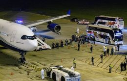La primera evacuación fue entre el 10 y el 11 de abril para transportar 115 pasajeros australianos y neozelandeses en cuatro autobuses al aeropuerto internacional de Carrasco.