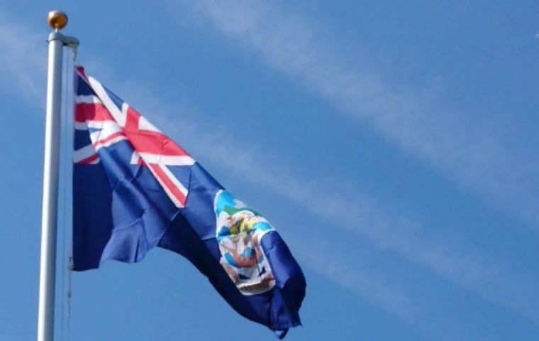 Ese martes a las 10:30 en punto las banderas de las Islas y del blasón de la Casa Real serán izadas en los mástiles del Prado de la Victoria