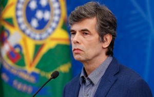 Bolsonaro anunció al oncólogo del sector privado y amigo personal Nelson Teich como nuevo ministro de Salud de Brasil
