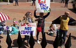 Los participantes en la protesta se concentraron frente al Capitolio de Virginia para expresar su descontento por el cierre decretado por el gobernador Ralph Northam.