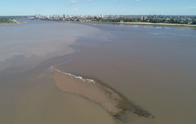  Laguna Setúbal de Santa Fe, en niveles mínimos históricos debido a la bajante del río Paraná.