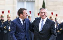 El presidente de Francia Macron recibió a Alberto Fernández en Paris durante la gira que realizara en febrero pasado  