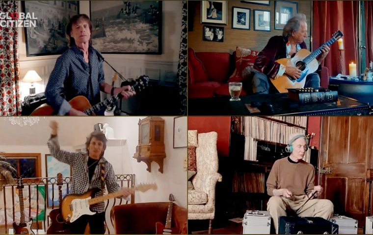 Los Rolling Stones, por su parte, ofreció una versión de “You can´t always get what you want”, que inició Mick Jagger con una guitarra acústica y a las que se fueron sumando de a uno Keith Richards, R