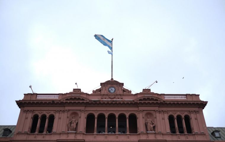 Exchange Bondholder Group, dijo que la decisión argentina “no representa el producto de negociaciones de buena fe” y que por eso “lo considera inaceptable y no tiene la intención de apoyarlo”.