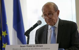 “La pandemia es la continuación, por otros medios, de la lucha entre potencias; el  cuestionamiento antiguo del multilateralismo” dijo el canciller, Jean-Yves Le Drian