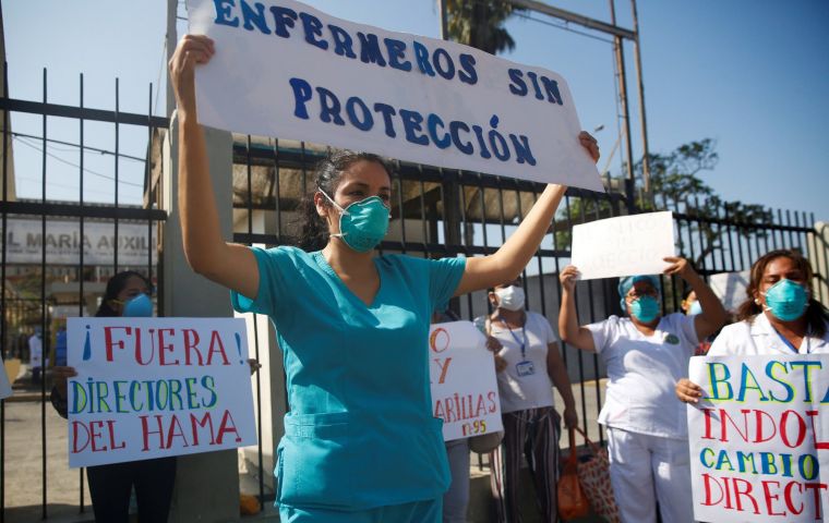 Frente al hospital Maria Auxiliadora decenas de trabajadoras protestaron con carteles en mano por la falta de equipos de protección como mascarillas