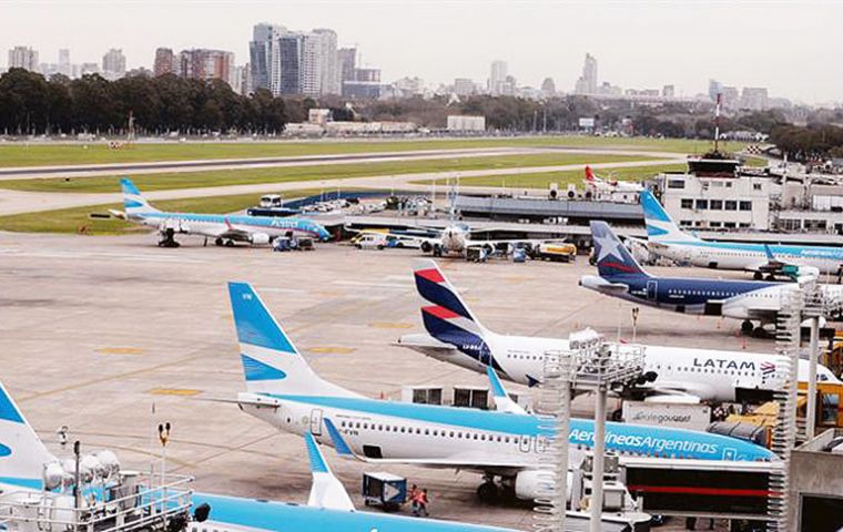 El objetivo del decreto es evitar que las aerolíneas emitan boletos que no hayan sido aprobados por el Gobierno del presidente Alberto Fernández. 
