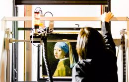 Bajo el título “La joven en el punto de mira”, el trabajo se realizó a la vista del público, tras una urna de cristal instalada en la Sala Dorada de la pinacoteca holandesa