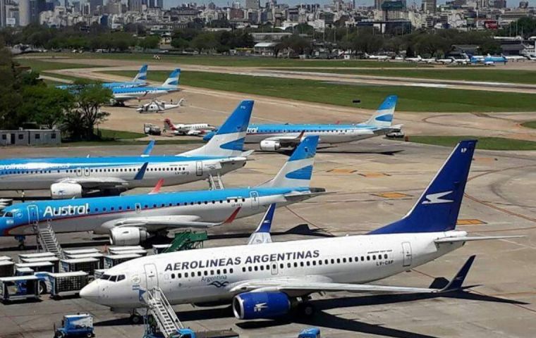 La fusión de Aerolíneas, en gran parte subsidiada por el Estado, comenzará cuando se reúna la asamblea de accionistas y se espera que concluya antes de fin de año