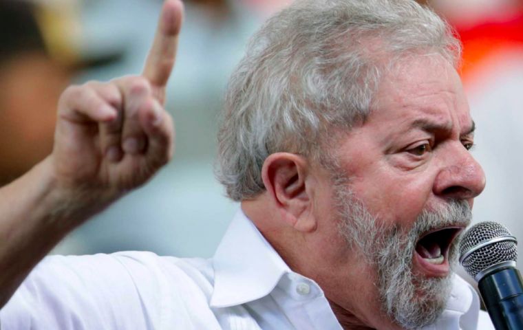 Lula fue sentenciado a 17 años y un mes de cárcel por un tribunal que consideró probado que recibió de Odebrecht y OAS obras valuadas en US$ 175.000 