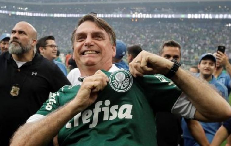 “Hay equipos como Flamengo y Palmeiras que tienen gastos millonarios y algunos están reduciendo los salarios” de sus planteles, dijo Bolsonaro.