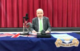 El gobernador de las Islas Nigel Phillips CBE, durante uno de los partes diarios sobre la situación de la pandemia en las Falklands