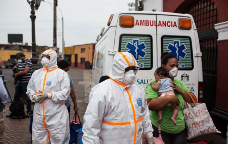 Por regiones, Lima, una ciudad de 10 millones de habitantes, es la más afectada, con 46.507 casos y 725 fallecidos, seguida por el puerto del Callao