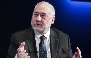 ”Si los acreedores no presentan una oferta sostenible, Argentina no tiene otra opción, y si ocurre, será decisión de los acreedores, el default argumentó Stiglitz 