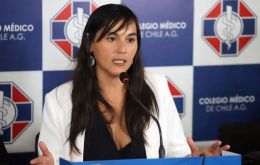 El gobierno de Piñera recibió severas críticas por su manejo de la crisis sanitaria, por parte de la presidenta del Colegio Médico, Izkia Siches.