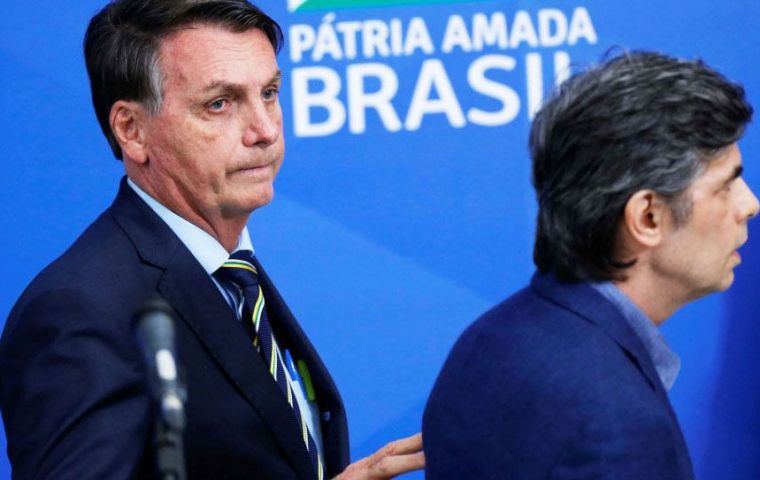 Nelson Teich reemplazó el 17 de abril al expulsado Luiz Henrique Mandetta, quien se había negado a aceptar la política del fin del distanciamiento social de Bolsonaro.