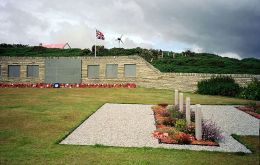  El cementerio militar británico de Blue Beach donde se desarrollará la ceremonia 