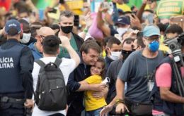“Es una demostración democrática, espontánea, por la libertad, queriendo que Brasil salga adelante. La libertad está por encima de todo”, dijo Bolsonaro