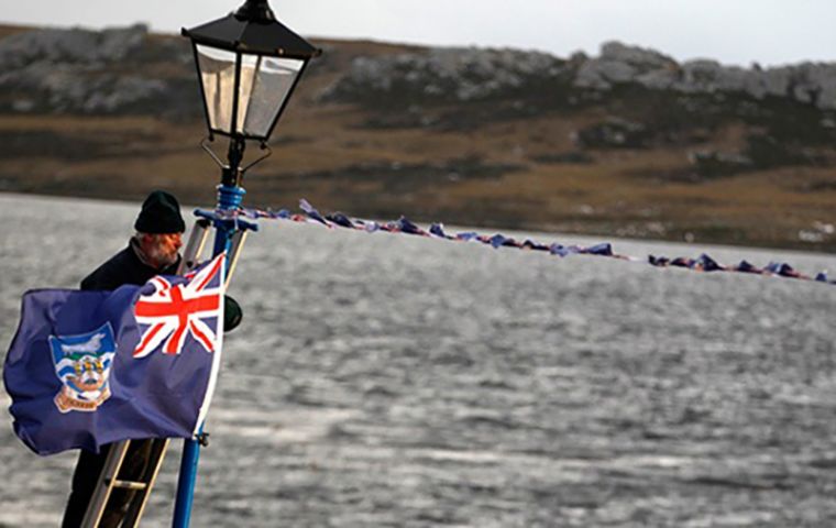 MP Stephen Doughty, Sir Keir Starmer y Lisa Nandy, “respaldan totalmente a las Falklands y nos apoyan en un 100%”, según el MLA Stacy Bragger. REUTERS