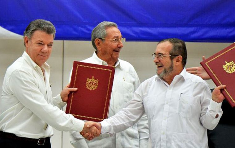Cuando las FARC se disolvieron, a partir del acuerdo de paz firmado con Juan Manuel Santos en 2016, el Ejército de Liberación Nacional (ELN) pasó a ser la organización insurgente más numerosa y antigu