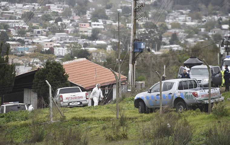 Los sospechosos -dos hombres, uno de ellos ex infante de marina, y una mujer- fueron capturados por la Policía durante un allanamiento en el Cerro