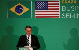 “Nos oponemos firmemente a buscar cualquier tipo de acuerdo comercial con el gobierno de Bolsonaro en Brasil”, escribieron los legisladores.<br />
<br />
