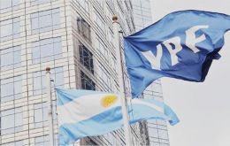  YPF reseñó que el Tribunal Federal para el Distrito Sur de New York “rechazó el planteo de Forun non conveniens que fuera oportunamente presentado por la Sociedad así como por la República Argentina”