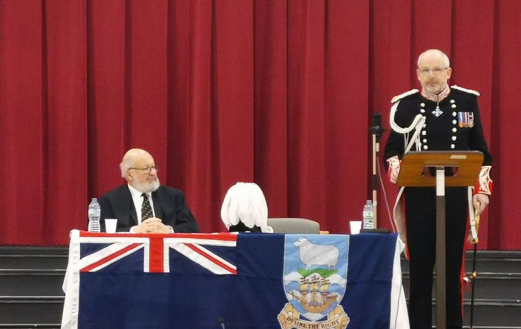 El gobernador Nigel Phillips se dirige con su mensaje anual a la Asamblea Legislativa electa de las Falklands