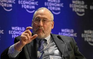 Stiglitz, por su parte, pidió a los gobiernos que “los programas de apoyo público continúen el tiempo que sea necesario”.