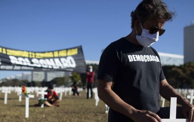 Las cruces formaron parte de una manifestación silenciosa de rechazo al “negacionismo” de Bolsonaro con respecto a la gravedad de la pandemia