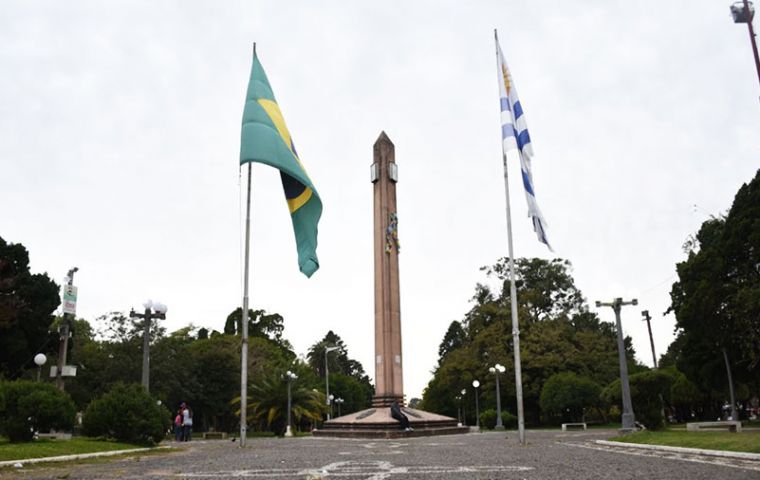  Uruguay a pesar de una frontera abierta con el sur de Brasil y varias localidades integradas, ha podido mantener los índice de la pandemia a un mínimo 