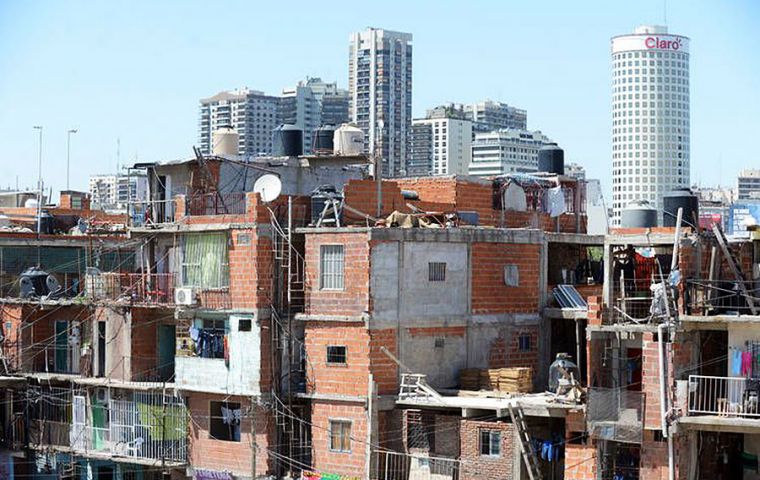 La pobreza estructural no solo se visualiza en los asentamientos precarios, también va afectando a las áreas urbanas, porque se va perdiendo la fuente de trabajo”
