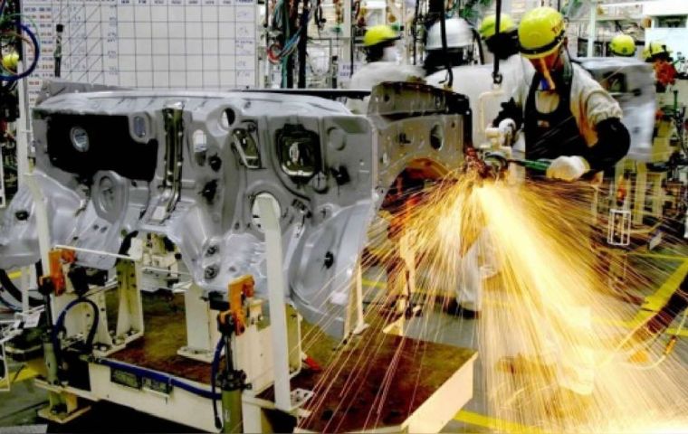 La producción industrial cayó un 30,6% interanual en abril, pero esta retracción “no se tradujo en una merma lineal en los puestos de trabajo”
