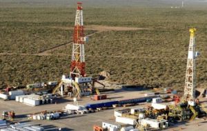 Fernández admitió que el colapso de los precios petroleros afectó la capacidad de la formación de shale en “Vaca Muerta” para impulsar la economía