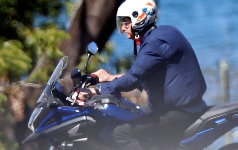 La imagen divulgada muestra a Bolsonaro arriba de su moto, a la vera del Lago Paranoá