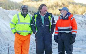 Supervisor del desminado Shame Mapulanga, Darrel McGill y Guy Marot