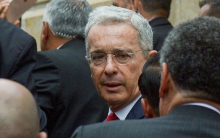 Uribe es en la actualidad un prominente senador y es el mentor de Iván Duque, el actual mandatario colombiano. 
