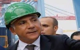 Una fuente judicial y dos medios locales dijeron que el gerente general del puerto de Beirut, Hassan Koraytem, estaba entre los detenidos