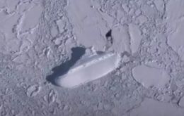 A medida que amplía el mapa en una vista 3D, una de las áreas de hielo comienza a parecerse a la forma de un barco, y parece mostrar un casco, cubierta y chimeneas .